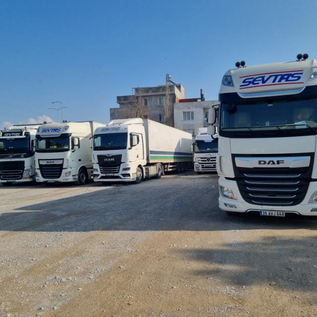 Askılı tekstil taşımacılığı için özel araç içi askı sistemleri